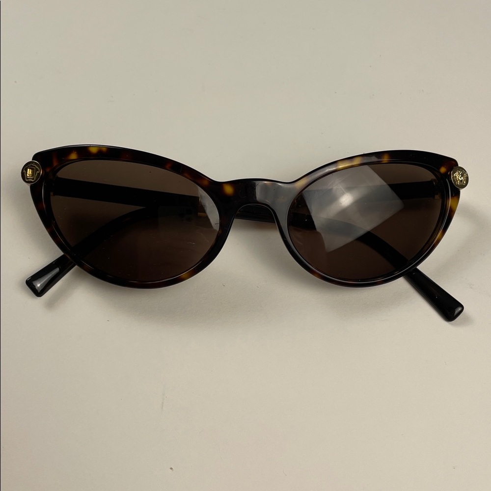 Versace Brown Tortoise Cat Eye Sunglasses With Case. 4365-Q.